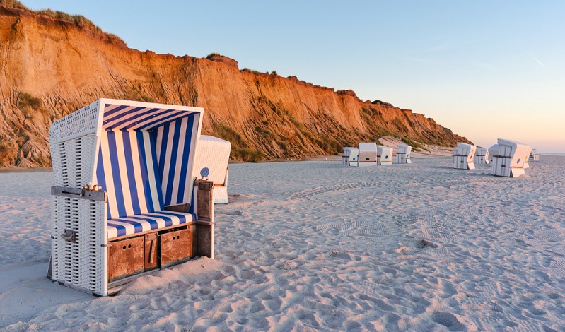 Die rote Steilküste, die sich 30 Meter hoch aus dem Meer erhebt, zeigt einen wunderschönen Ausblick auf den Meerblick Kampen. ( Foto: Shutterstock-Michael Thaler)