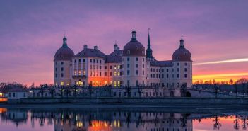 Dreharbeiten auf Schloss Moritzburg: Ein Blick hinter die (Foto: AdobeStock 314333630  ferkelraggae)