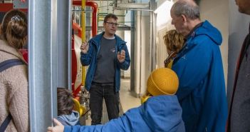 Besucher erkunden Blockheizkraftwerk in Weimar-Schöndorf (Foto: Stadtwerke Weimar Stadtversorgungs-GmbH)