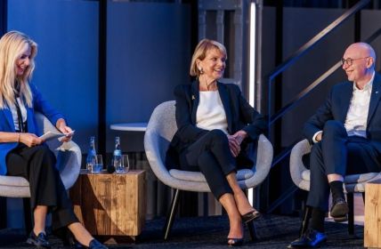 Ausstellung Nobel Heroes vereint über 500 Porträts Campus (Foto: Matt Stark)