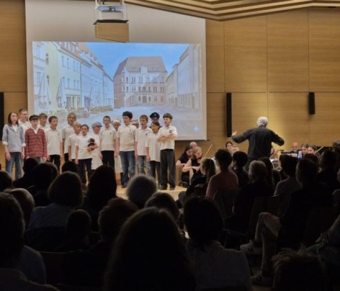Volle Reihen bei der Brundibar Aufführung Anfang Juni 2026 (Foto: Nadja Hendriks. Schwabenakademie Irsee)